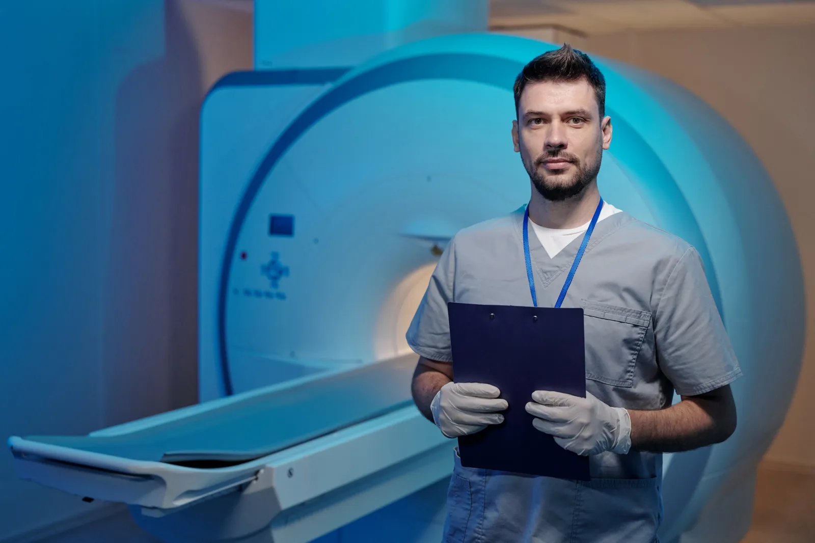 Profissional junto a equipamento de diagnóstico por imagem